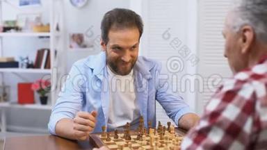 成年男子下棋、父子比赛、爱好和休闲活动